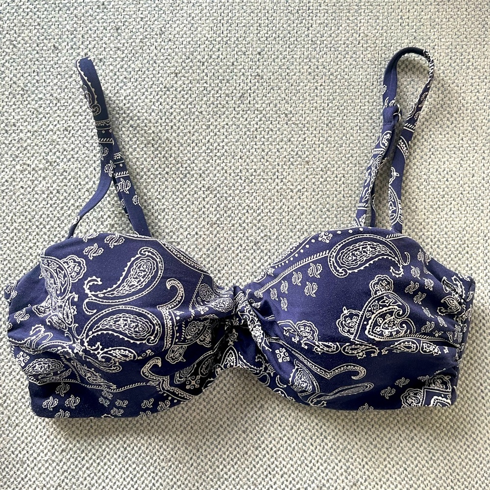 #80 🌺 5/$30 🌺 H&M navy and white paisley bikini top with underwire